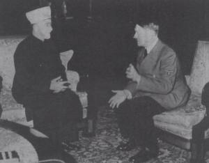 Haji Amin El Huseini sedang berbincang-bincang dengan Adolf Hitler